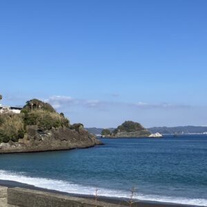 2026年2月21日土曜日/本日のオルビス前の海と空/温かく穏やかな海/波は小波/干潮/磯がひいています/オーベルジュ/千葉/鴨川/料理の美味しい宿