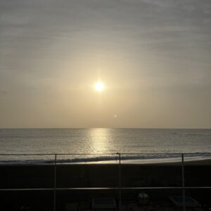 2026年2月24日火曜日/本日のオルビス前の海と空/今日も温かく穏やか/曇り空/オーベルジュ/千葉/鴨川