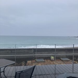 2026年3月23日/月曜日/本日のオルビス前の海と空/雨☔です/波は穏やかな小波です/オーベルジュ/千葉/鴨川/料理の美味しい宿