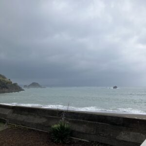 2026年4月1日/水曜日/今朝のオルビス前の海と空/曇り空/夕べは風が吹きました/オーベルジュ/千葉/鴨川/料理の美味しい宿