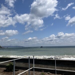 2026年4月16日/木曜日/本日のオルビス前の海と空/快晴ですが強風です/オーベルジュ/千葉/鴨川/料理の美味しい宿