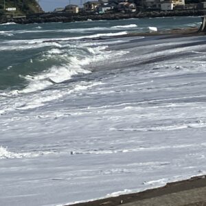 2026年4月17日/金曜日/今日のオルビス前の海と空/風が冷たい/波しぶきが来たー/オーベルジュ/千葉/鴨川/料理の美味しい宿