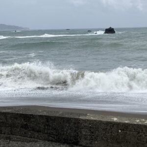2026年4月18日/土曜日/本日のオルビス前の海/台風🌀が近づいているらしい/引き潮/オーベルジュ/千葉/鴨川/料理の美味しい宿