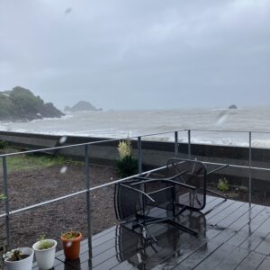 2026年5月1日/５月の始まり/日のオルビス前の海と空/雨風強/パラソル.テーブル飛ぶ/荒れた天候からのスタート/ここが底なら後は上がるのみ⤴️⤴️/オーベルジュ/千葉/鴨川/料理の美味しい宿