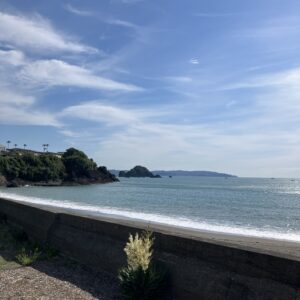 2026年5月5日/火曜日/こどもの日/今朝のオルビス前の海と空/風強し/波は穏やか/爽やかな朝です/オーベルジュ/千葉/鴨川