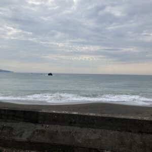 2026年5月14日/木曜日/本日のオルビス前の海と空/どんより曇り空/波は穏やか/オーベルジュ/千葉/鴨川