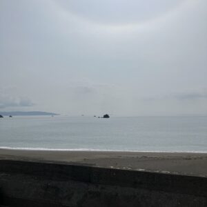 2026年6月13日/土曜日/今朝のオルビス前の海と空/曇り空/靄がかかっていますがお日様の光がキラキラ/オーベルジュ/千葉/鴨川/料理の美味しい宿