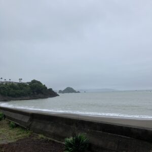 2026年6月28日/日曜日/台風一過ですが/本日のオルビス前の海と空/空はほんわかうす水色🩵/海は昨日の雨で茶色/オーベルジュ/千葉/鴨川