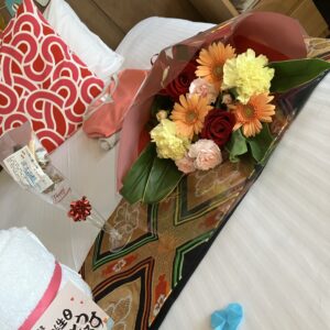奥様のお誕生日おめでとう御座います/サプライズ/自社サイトアニバーサリープラン/花束orバースデーケーキ/ファーストドリンクサービス/オーベルジュ/千葉/鴨川/おもてなし