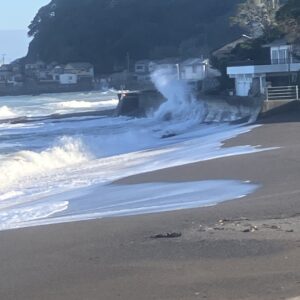 2026年10月11日/日曜日/本日のオルビス前の海と空/台風29.30号発生/まだ高波/オーベルジュ/千葉/鴨川